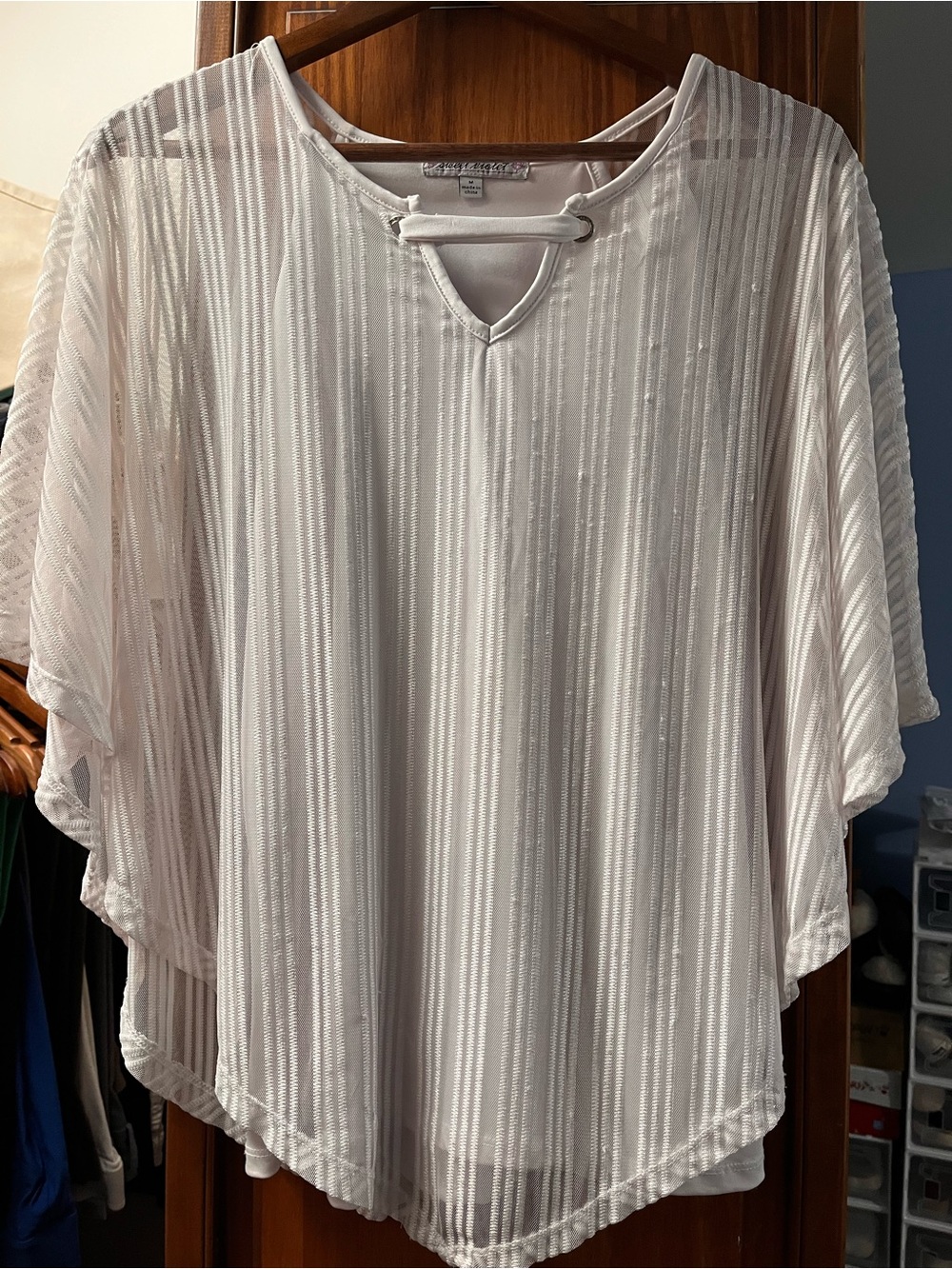 Women's White Textured V-Neck Short Sleeve Blouse